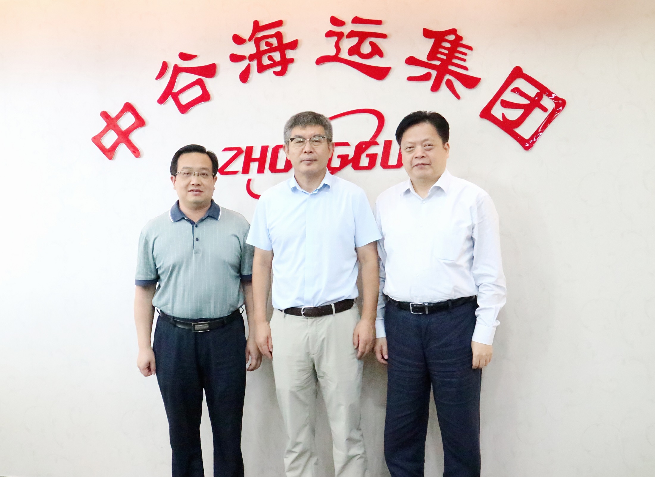 主任张林(右),武汉市新洲区人民政府区长刘润长(左)与中谷海运集团